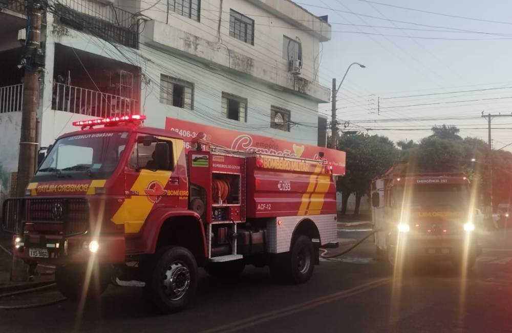 Incêndio atinge pavimento de prédio comercial no centro da cidade, em Quirinópolis