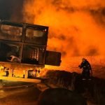 Incêndio em caminhão com carga viva mobiliza bombeiros na BR-060, entre Rio Verde e Jataí
