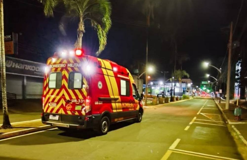 Jovem de 18 anos fica ferido em acidente entre moto e carro no Centro de Jataí