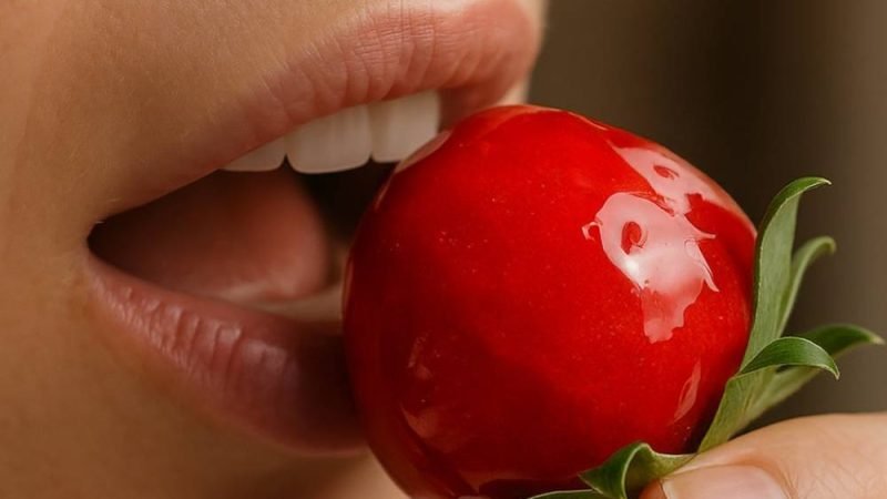 Morango do amor pode oferecer riscos à saúde bucal, diz Conselho de Odontologia; saiba quais