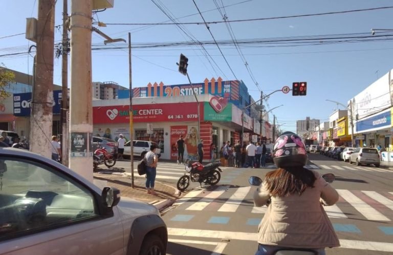 Motociclista fica ferido após colisão no cruzamento da Avenida Goiás com a Rua Rui Barbosa em Jataí