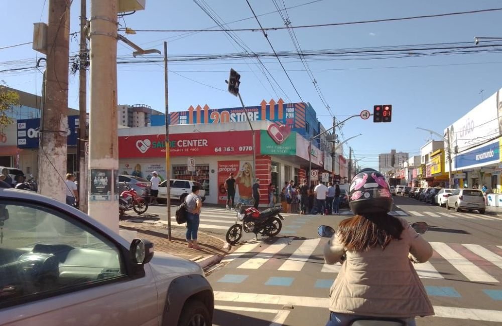 Motociclista fica ferido após colisão no cruzamento da Avenida Goiás com a Rua Rui Barbosa em Jataí