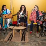 O grupo Sambelas animou a noite com muito samba, ritmo e resistência, trazendo musicalidade e potência feminina para a reabertura do Água Forte Ateliê.