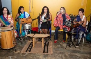 O grupo Sambelas animou a noite com muito samba, ritmo e resistência, trazendo musicalidade e potência feminina para a reabertura do Água Forte Ateliê.