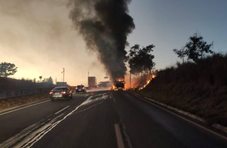 Ônibus pega fogo na BR-060 em Abadia de Goiás após pane no motor