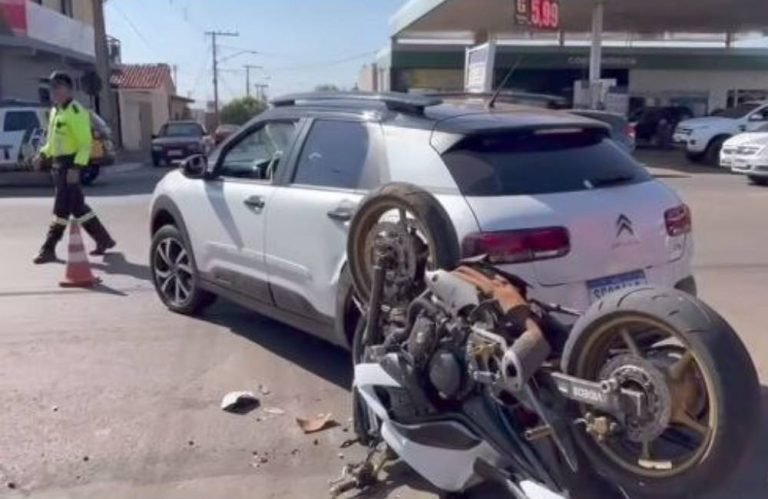 VÍDEO Carro avança sinal de pare e atinge moto no setor Epaminondas em Jataí