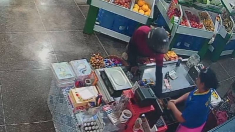 VÍDEO | Dupla armada assalta supermercado no bairro Frei Domingos, em Jataí