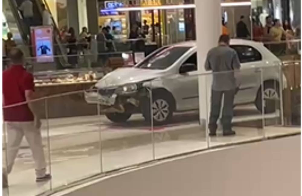 VÍDEO | Homem invade Shopping Flamboyant com carro, causa danos e é detido pela segurança
