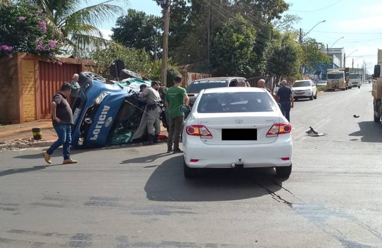 Viatura da Polícia Militar tomba após colisão com dois veículos em cruzamento de Jataí