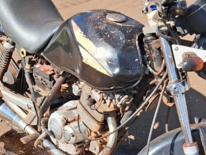 VÍDEO | Acidente de Moto em Jataí: Jovem Fica Ferido Após Colidir com Placa