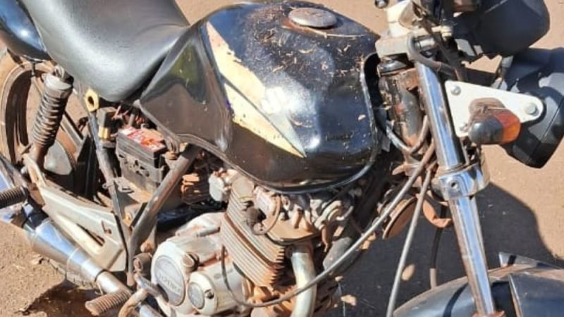 VÍDEO | Acidente de Moto em Jataí: Jovem Fica Ferido Após Colidir com Placa