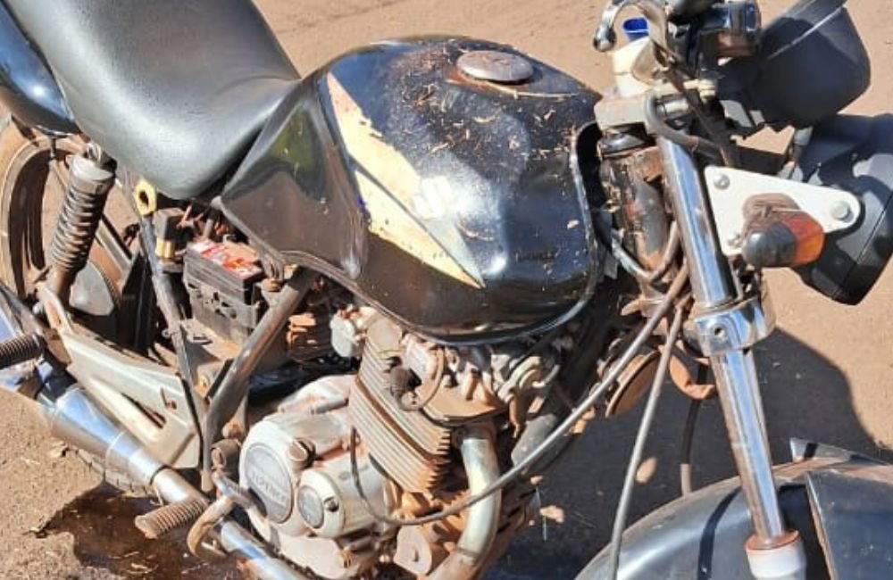 VÍDEO | Acidente de Moto em Jataí: Jovem Fica Ferido Após Colidir com Placa