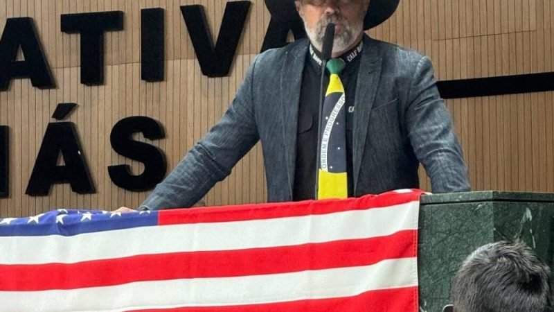 Com bandeira dos EUA, deputado goiano critica STF e pede prisão de Alexandre de Moraes