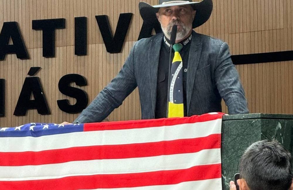 Com bandeira dos EUA, deputado goiano critica STF e pede prisão de Alexandre de Moraes