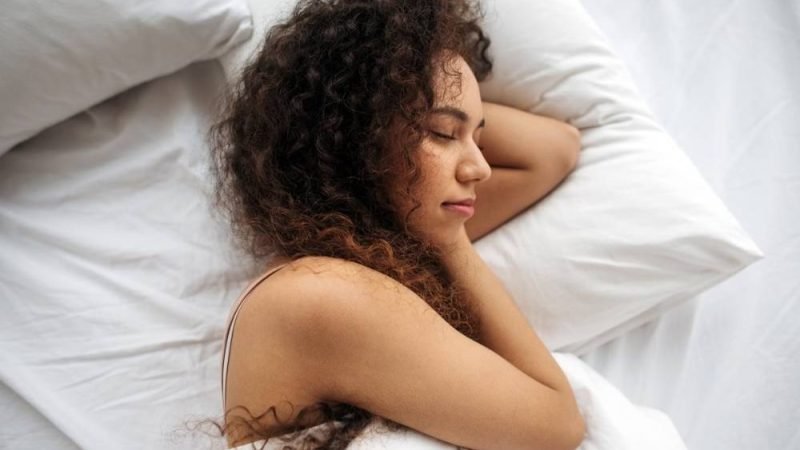 Após os 30, noites bem dormidas se tornam aliadas do equilíbrio hormonal feminino