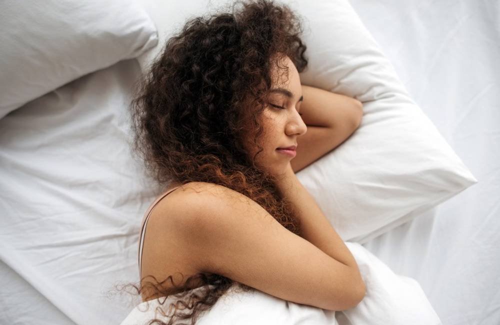 Após os 30, noites bem dormidas se tornam aliadas do equilíbrio hormonal feminino