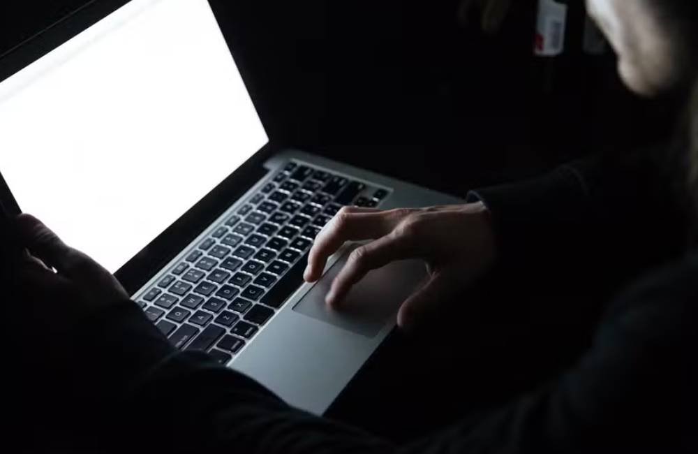 Após término de relacionamento, homem diz que ChatGPT tentou o convencer a pular de prédio
