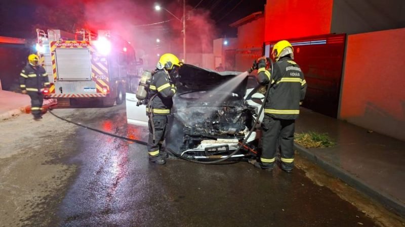 Carro pega fogo após colisão com caminhão e mobiliza Bombeiros em Mineiros