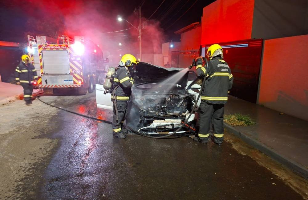 Carro pega fogo após colisão com caminhão e mobiliza Bombeiros em Mineiros