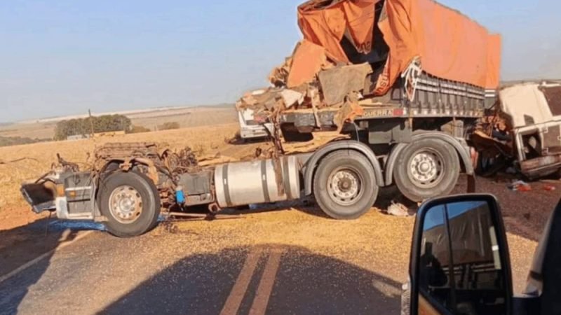 Colisão entre carretas na GO-206 deixa motorista ferido e provoca vazamento de combustível em Chapadão do Céu