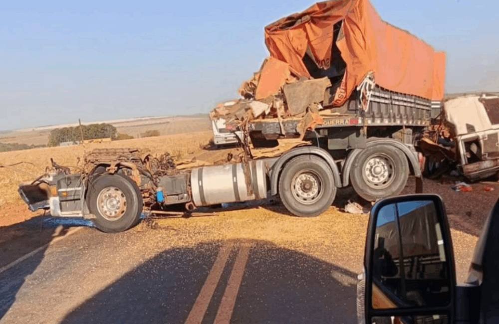 Colisão entre carretas na GO-206 deixa motorista ferido e provoca vazamento de combustível em Chapadão do Céu