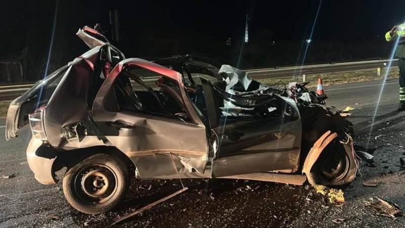 Colisão traseira entre carro e caminhão deixa motorista morto na BR-153