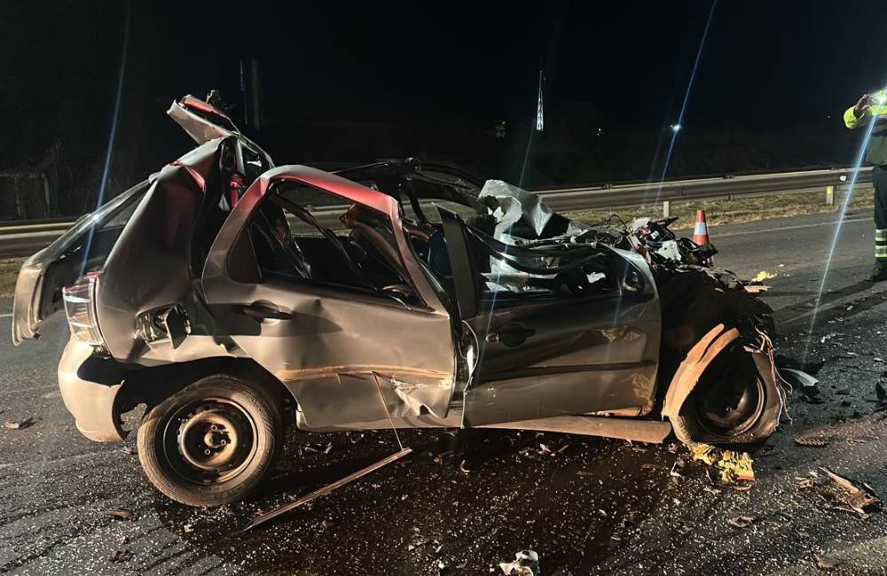 Colisão traseira entre carro e caminhão deixa motorista morto na BR-153