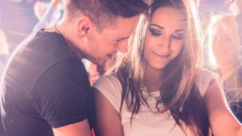 Como conquistar aquela mulher gatinha na balada (sem parecer forçado)