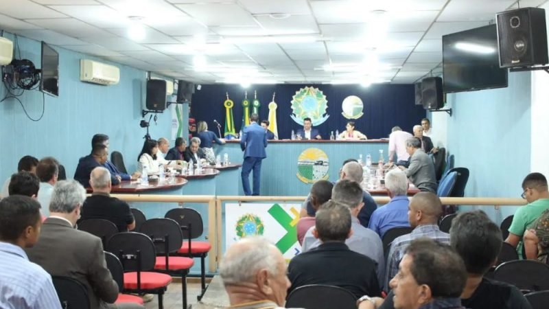Com apenas 13 vereadores, Câmara de Senador Canedo vai alugar 13 carros Corolla e 25 Hilux