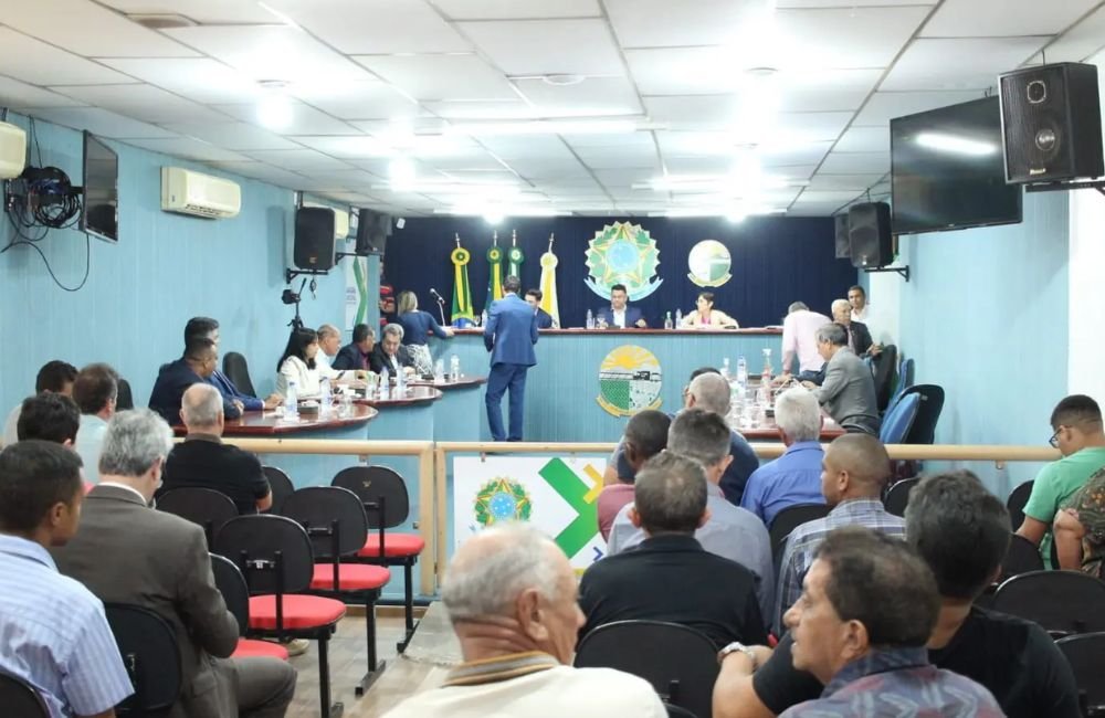 Com apenas 13 vereadores, Câmara de Senador Canedo vai alugar 13 carros Corolla e 25 Hilux