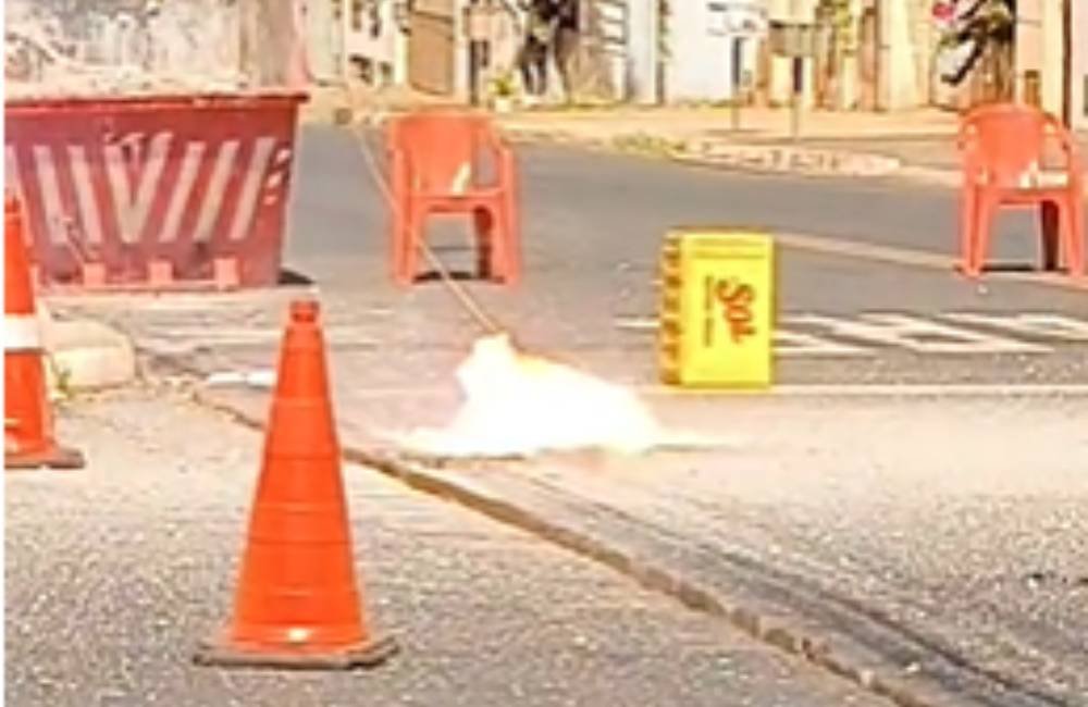VÍDEO | Explosão assusta moradores após cabo de alta tensão se romper em rua de Jataí