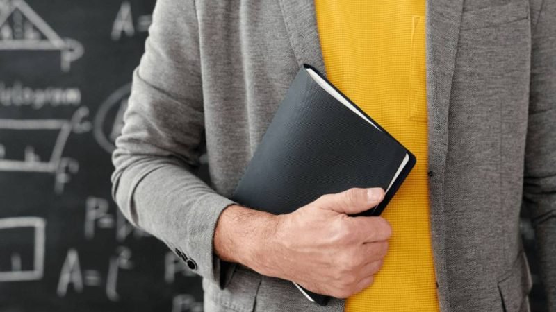 IFG lança edital de processo seletivo para professor; salários de até R$ 8 mil