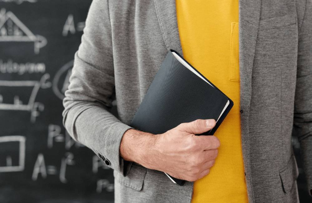 IFG lança edital de processo seletivo para professor; salários de até R$ 8 mil