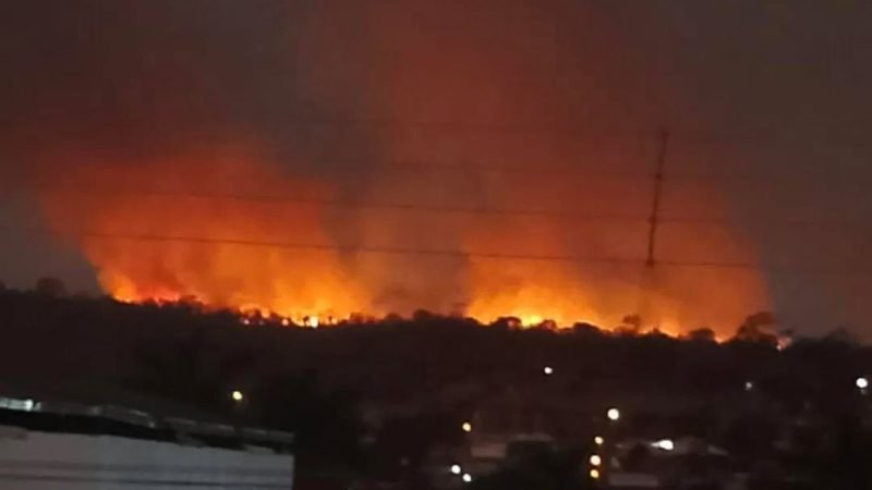 Atualização: incêndio próximo à reserva militar em Jataí atinge grandes proporções e bombeiros seguem no combate