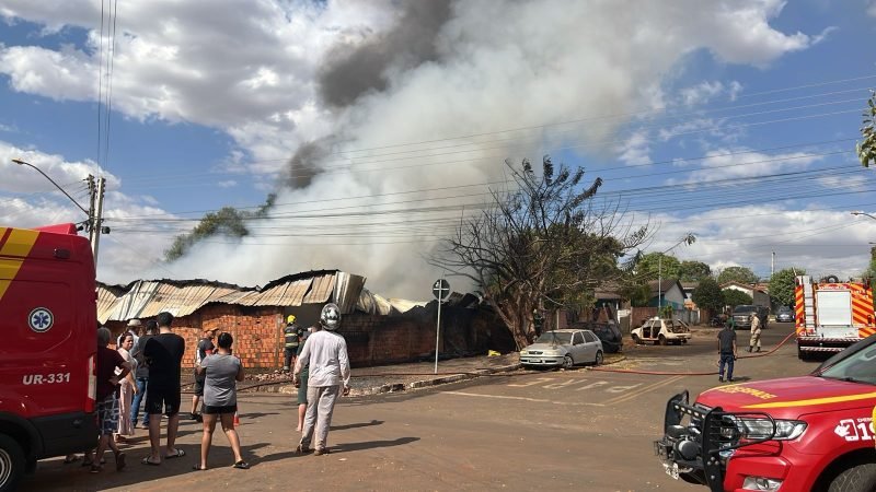 VÍDEO | AGORA: Incêndio de grandes proporções atinge ferro-velho em Jataí