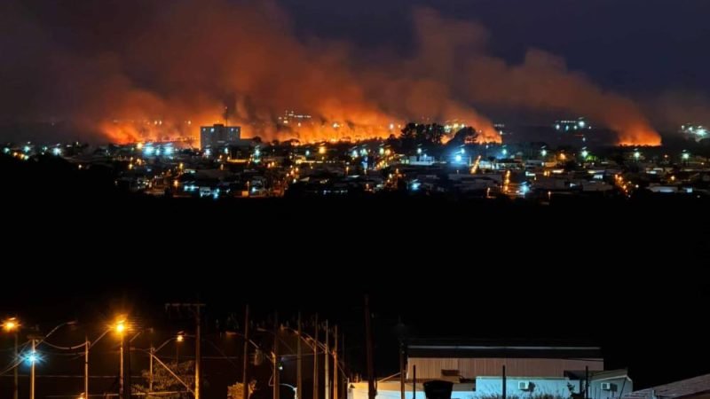 Incêndio atinge reserva do Exército em Jataí e mobiliza militares e bombeiros; fogo é visível em vários pontos da cidade