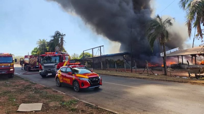 Incêndio de grandes proporções atinge empresa no Polo Agroindustrial de Senador Canedo