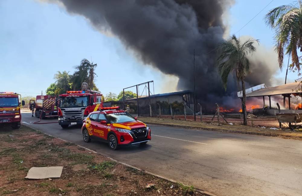 Incêndio de grandes proporções atinge empresa no Polo Agroindustrial de Senador Canedo