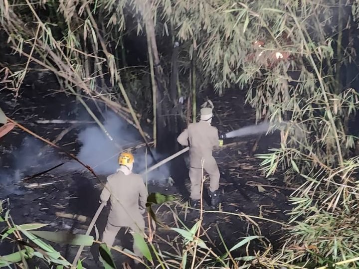 Incêndio fecha BR-364 em Mineiros e mobiliza bombeiros por quase cinco horas