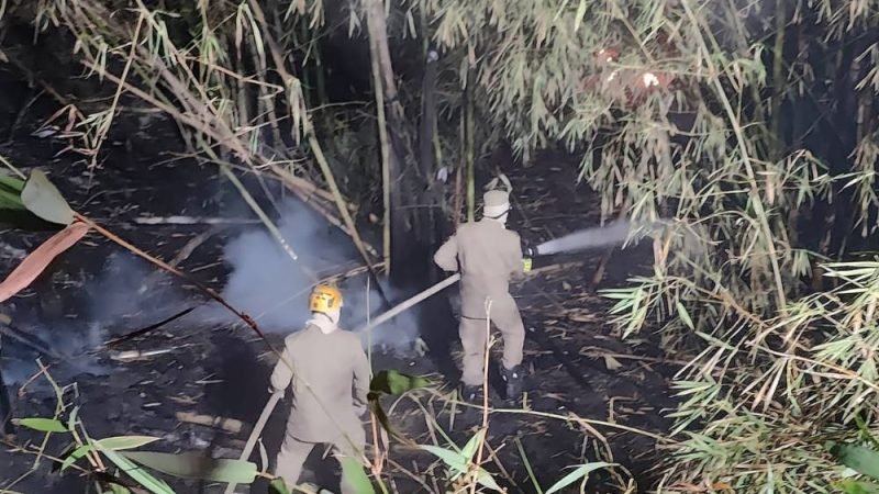 Incêndio fecha BR-364 em Mineiros e mobiliza bombeiros por quase cinco horas