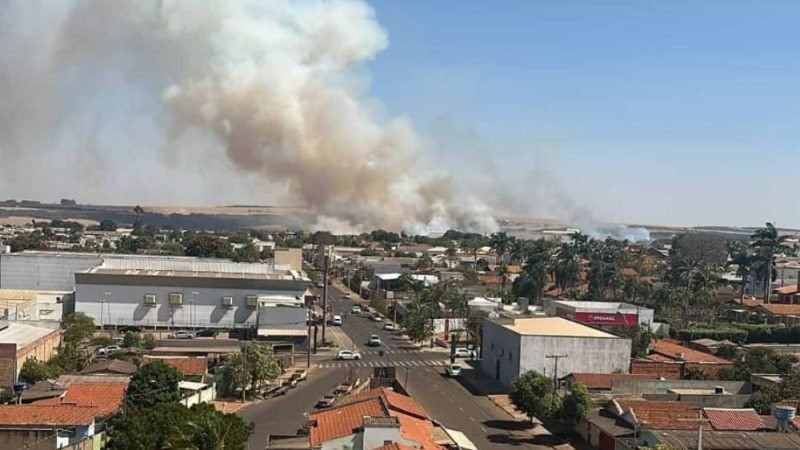 VÍDEO | Incêndio na zona rural de Jataí avança pelos dois lados da pista