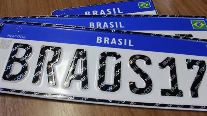 Placas de veículos podem voltar a exibir cidade, Estado e bandeira: proposta avança no Congresso
