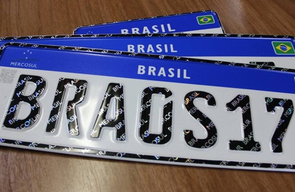 Placas de veículos podem voltar a exibir cidade, Estado e bandeira: proposta avança no Congresso