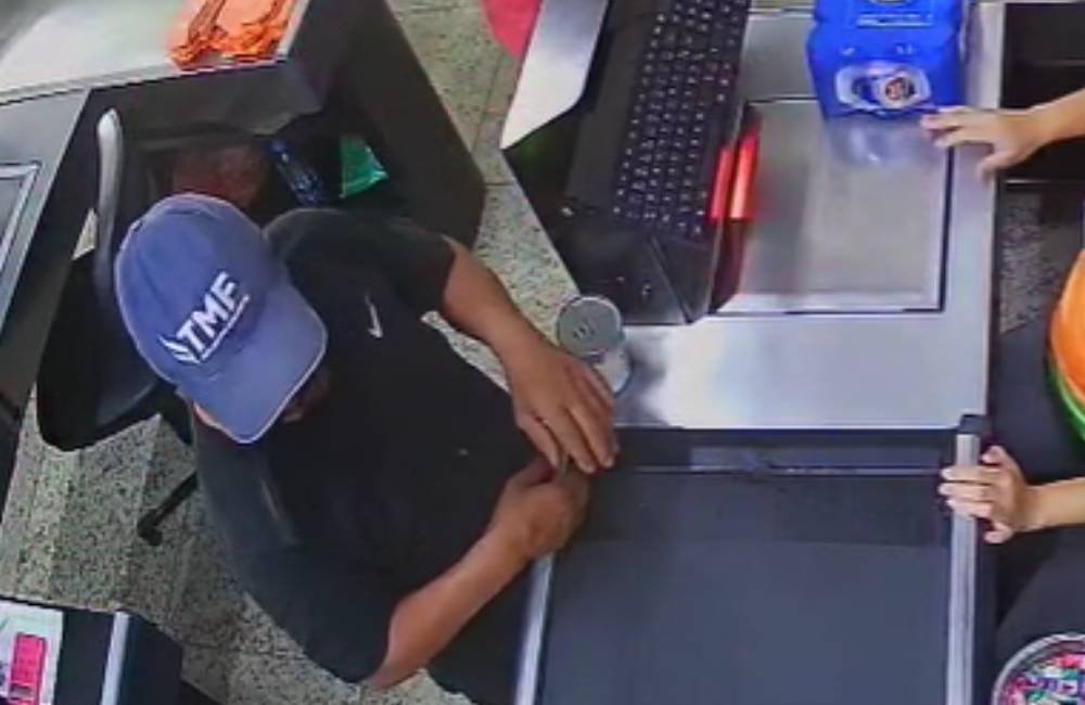 VÍDEO | Homem é detido após furtar caixa de doações em supermercado de Jataí