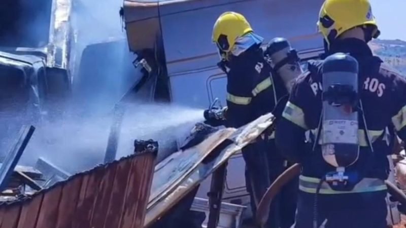VÍDEO | Incêndio atinge empresa de peças de veículos antigos em Jataí e alerta para risco do tempo seco