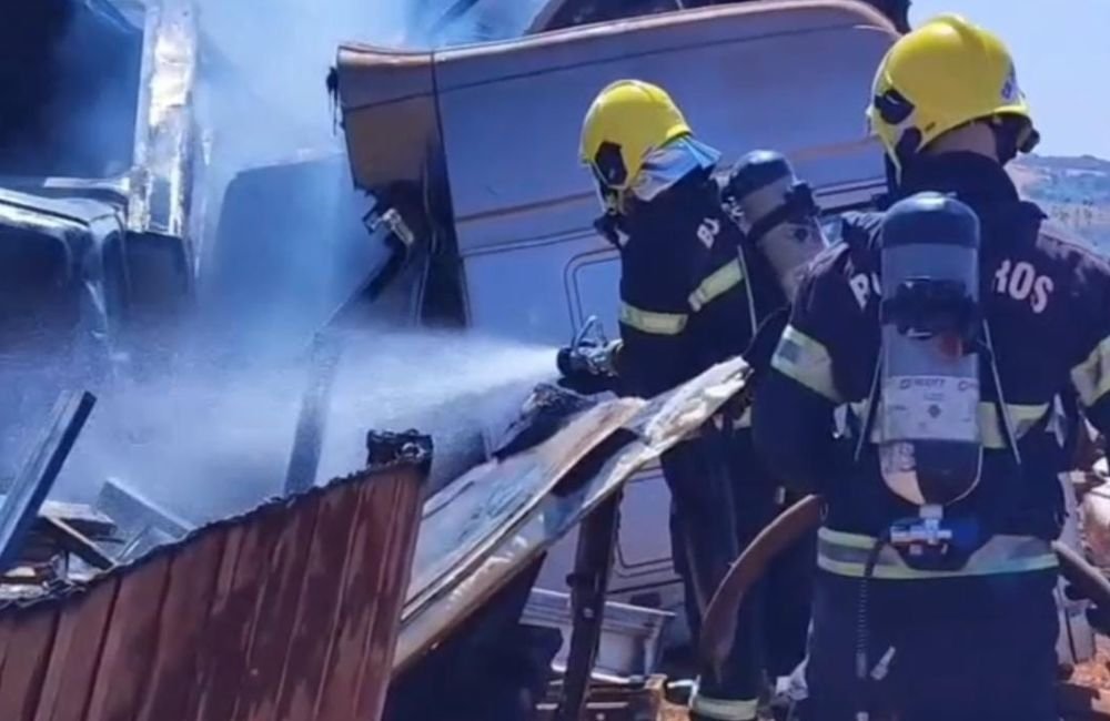 VÍDEO | Incêndio atinge empresa de peças de veículos antigos em Jataí e alerta para risco do tempo seco