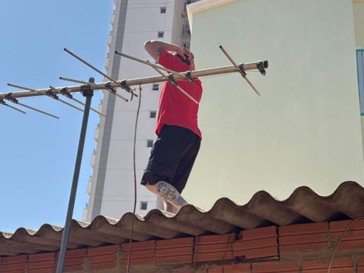 VÍDEO | Suspeito tenta fugir pelo telhado, mas é preso pela PM por tráfico de drogas em Jataí