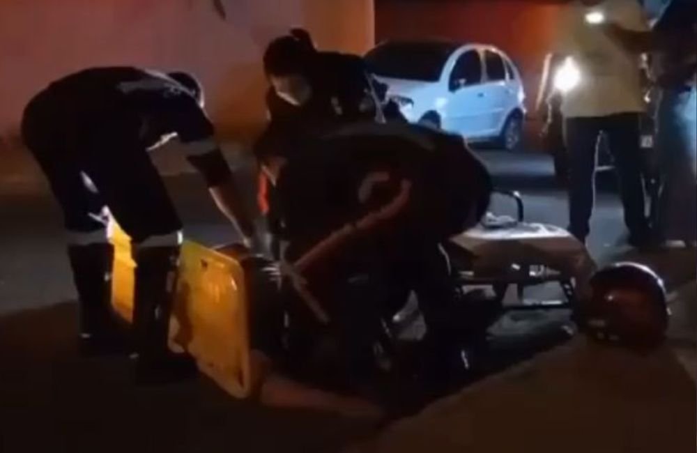 Vídeo mostra socorristas tentando salvar motociclista que morreu em grave acidente em Jataí