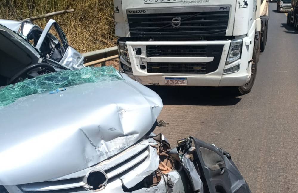 Acidente na BR-364 deixa motorista preso às ferragens em Mineiros