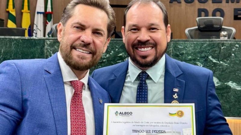 Advogado jataiense Thiago Luz Pereira recebe o Certificado do Mérito Legislativo da Assembleia Legislativa de Goiás